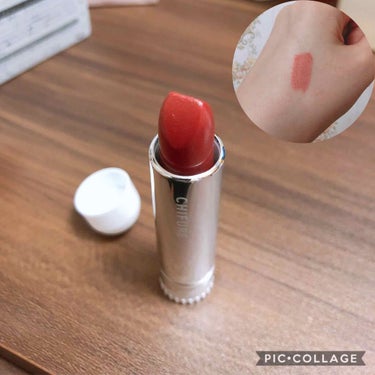 ちふれの口紅💄

517を購入しました！

色味は王道の赤という感じですが、透け感のある赤で濃くなりすぎず、塗ったあと唇だけが浮いてしまうという感じはないです😊
薄付きなので一回塗っただけだとカジュアル