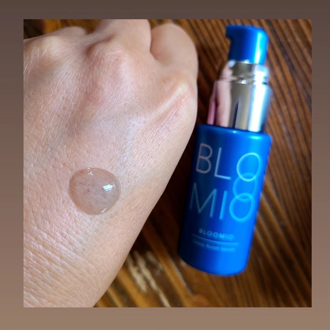 ブルーミオ ディープブーストセラム
ロート製薬が新規開発した独自成分 
ブルーセラミドが配合されています♪

手の甲に出した
ブルーミオ ディープブーストセラム
ブルーの色が見えますよね?!
これがブルーセラミドの特徴です✨

洗顔後の肌に