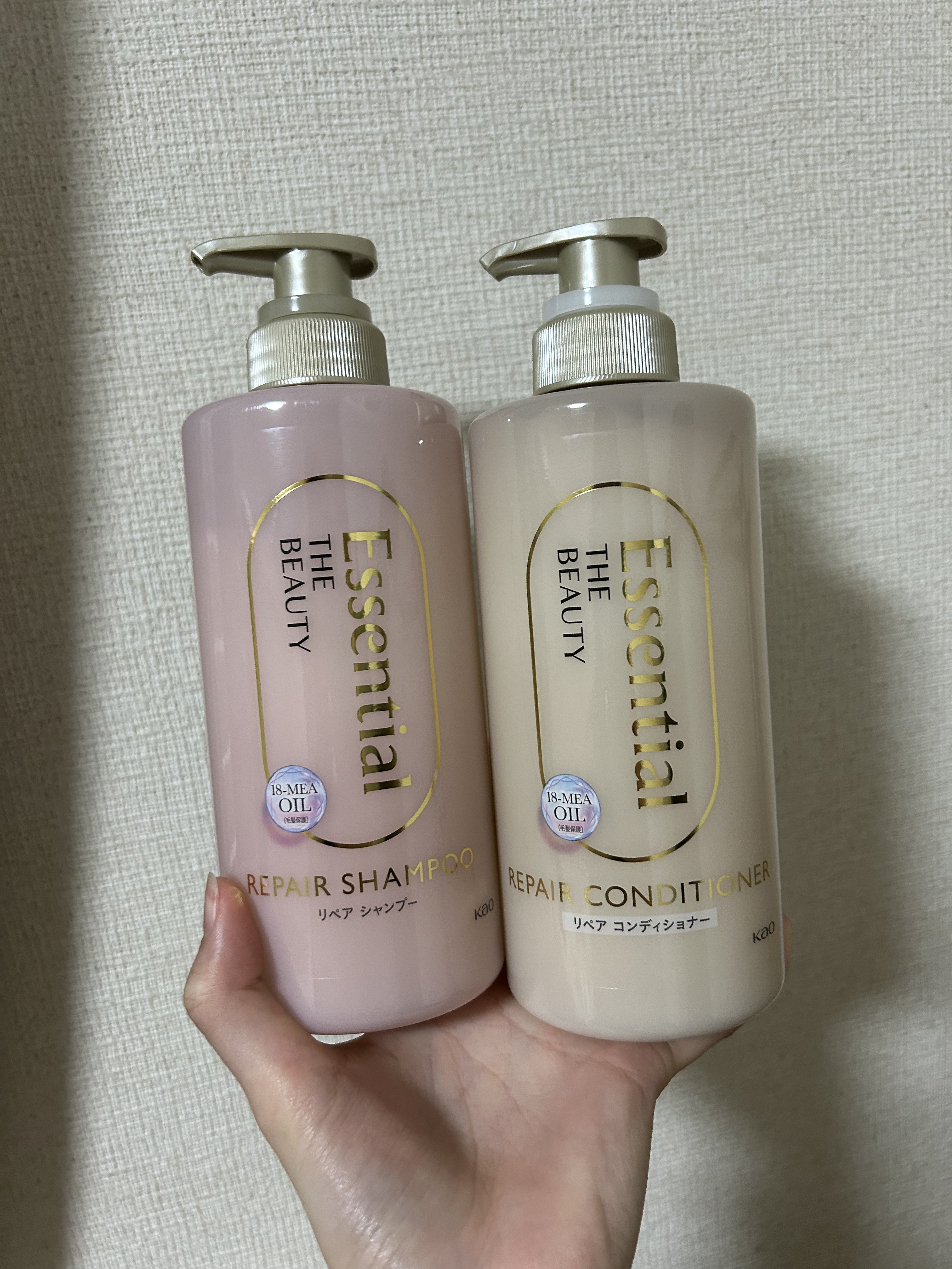 【エッセンシャル リペアシャンプーコンディショナー】

提供でいただきました。エッセンシャルのリペアシャンプーとコンディショナーです！

それぞれの特徴を下にまとめてお伝えします！

○シャンプー
すこし白っぽい見た目でとろみがあります。
