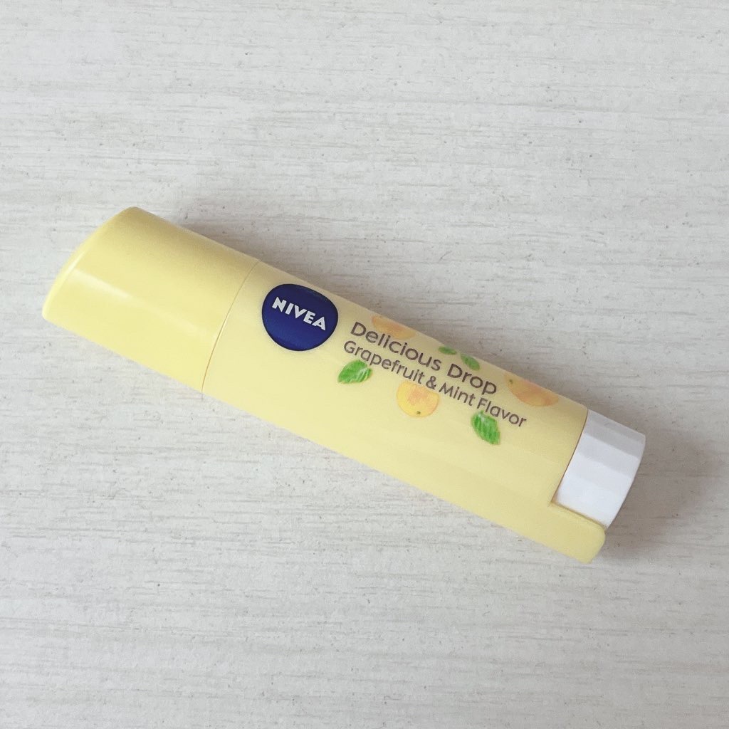 フレーバーリップ デリシャスドロップ 搾りたてグレープフルーツの香り〜ミントの香りのアクセント/ニベア/リップケアを使ったクチコミ（2枚目）