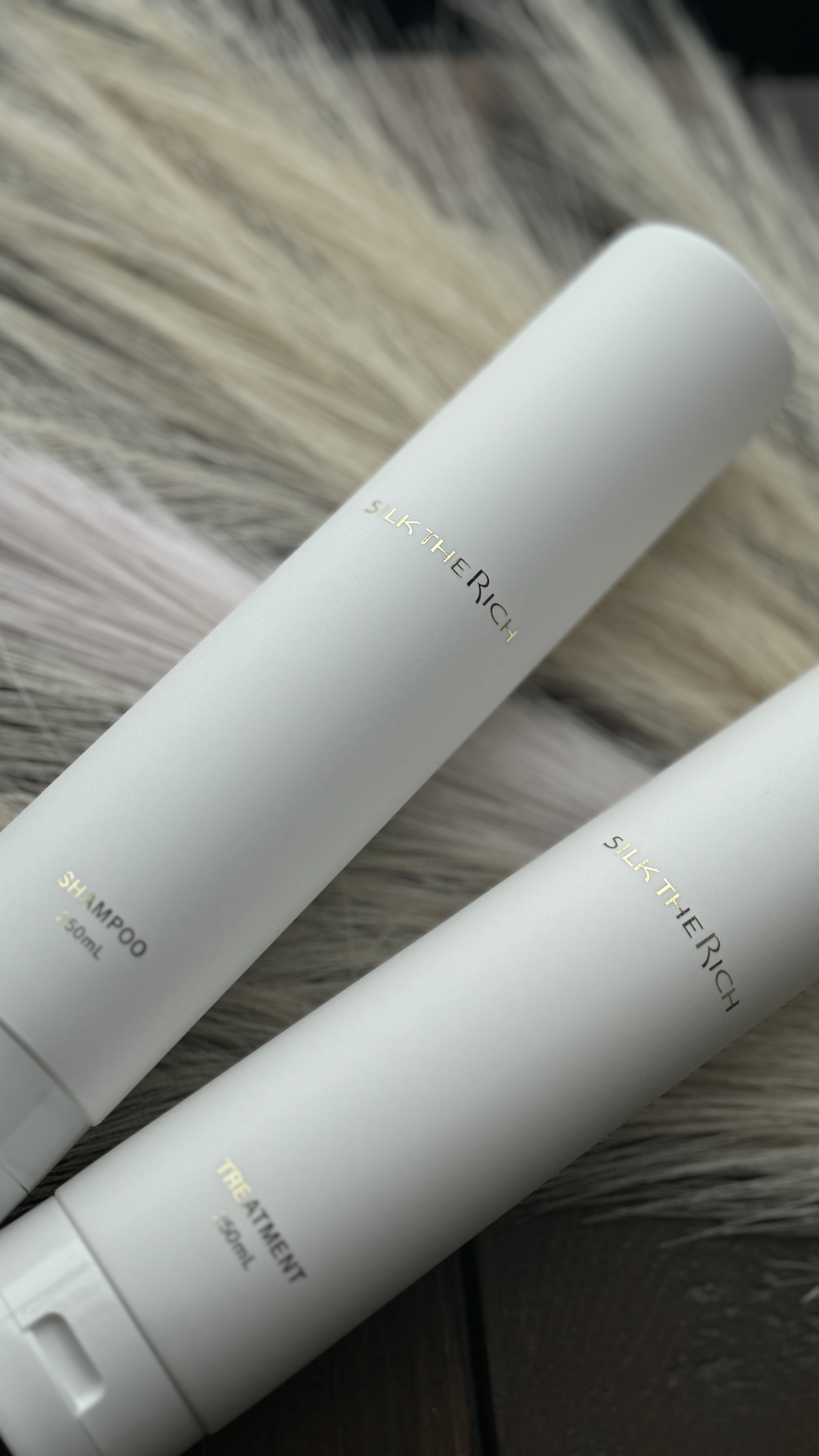 株式会社THE RICH様からいただき使ってます。


クセ毛で湿度の高い時期は髪がまとまりづらく
朝のスタイリングには時間がかかる髪質です。


【シャンプー】
粘度の高いシャンプーで水分を含むとふんわりとやさしく泡立ちます。


香水の