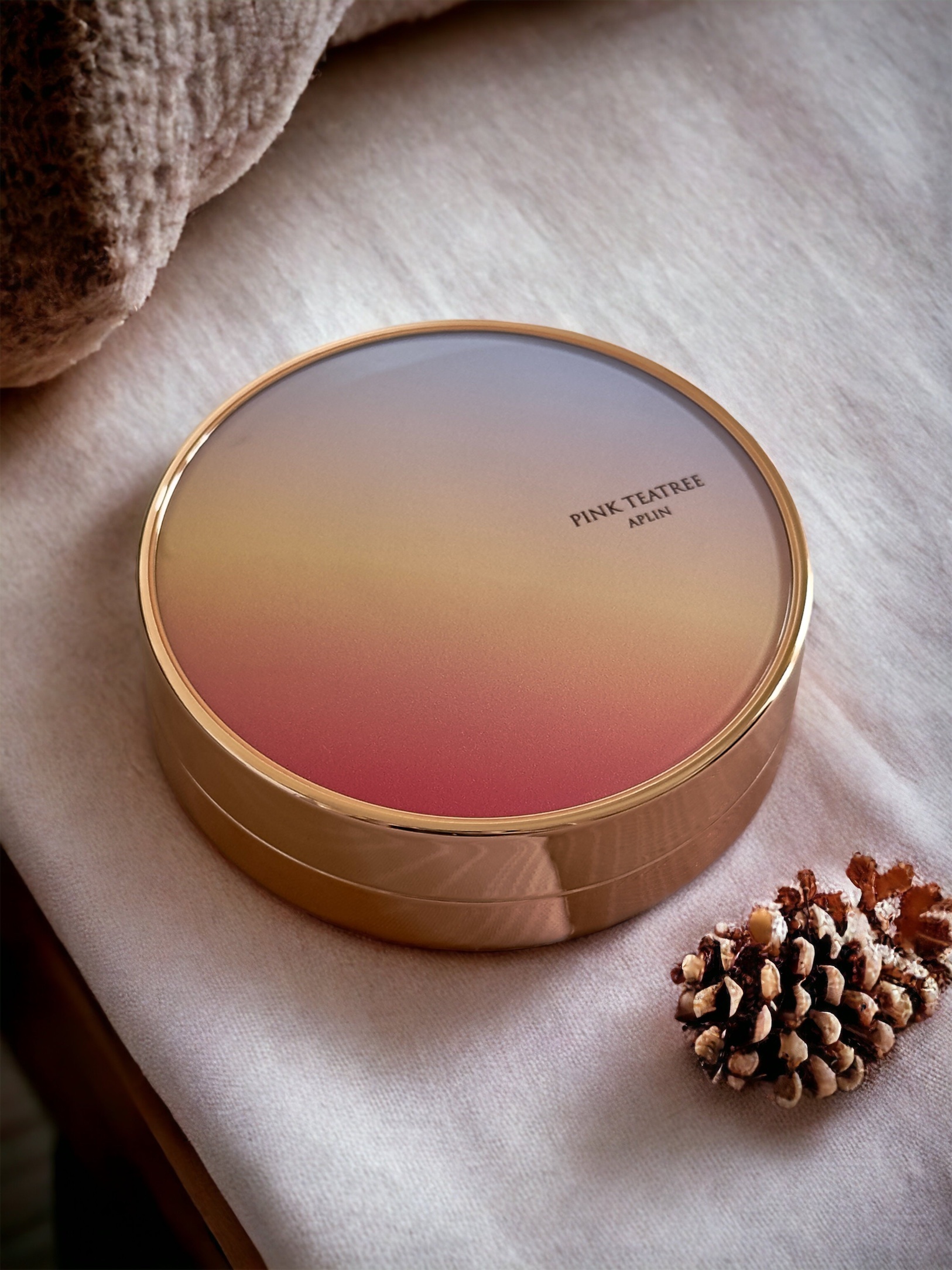 アプリンのバズってたクッション、ほんっっとカバー力えぐくて素肌感あって、クッション嫌いな私も使いたくなる商品だなとは思ってたけど、、、
 フラットなタイプのファンデブラシ使ったらさらに好きになった。ついてるかついてないかわからんくらいの量で