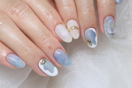 shino on LIPS 「寒色系のニュアンスアートでお任せ頂きました☺︎!いつもありがと..」(3枚目)