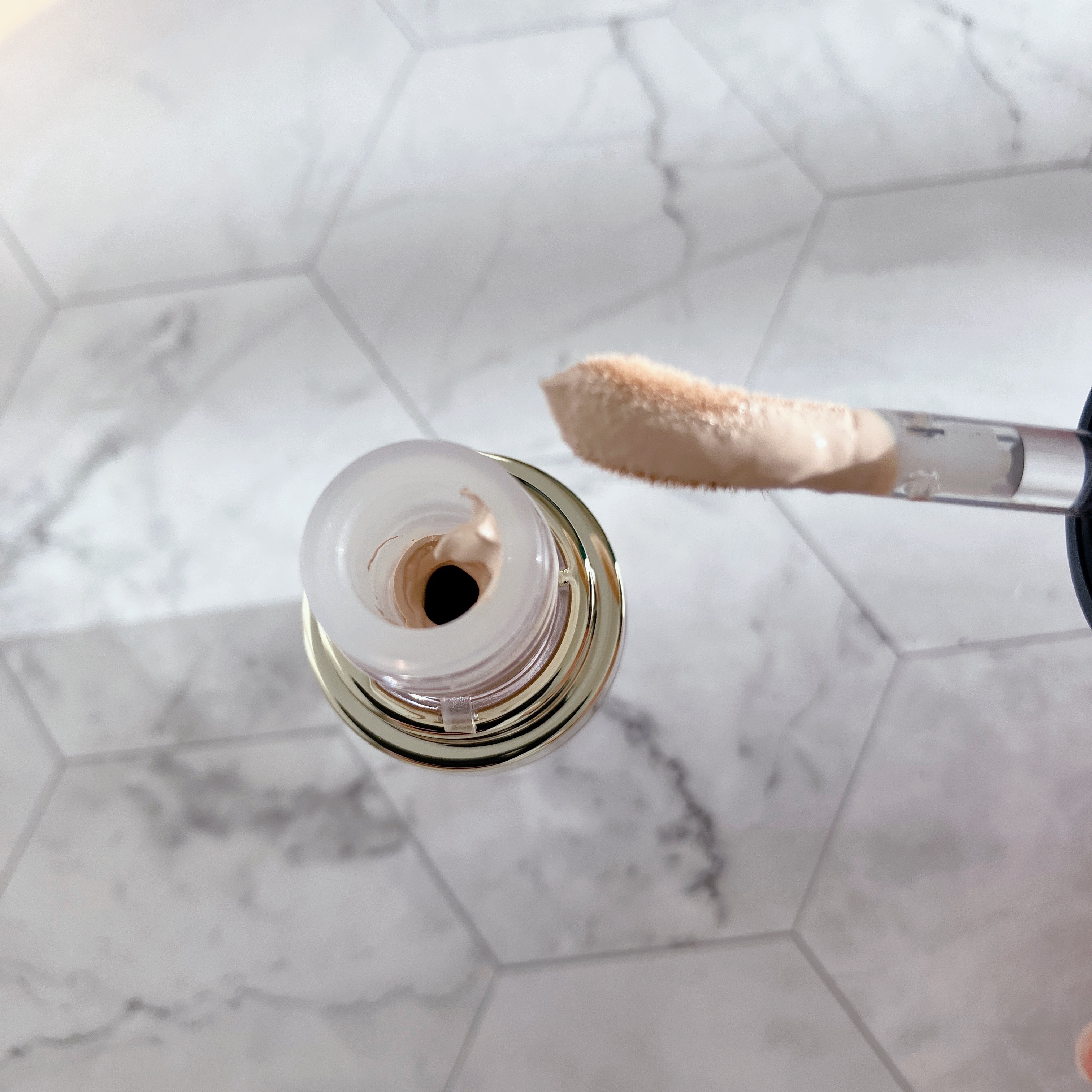 タトゥーウォータープルーフスカーコンシーラー 01 ライトベージュ/フォレンコス/リキッドコンシーラーを使ったクチコミ（2枚目）