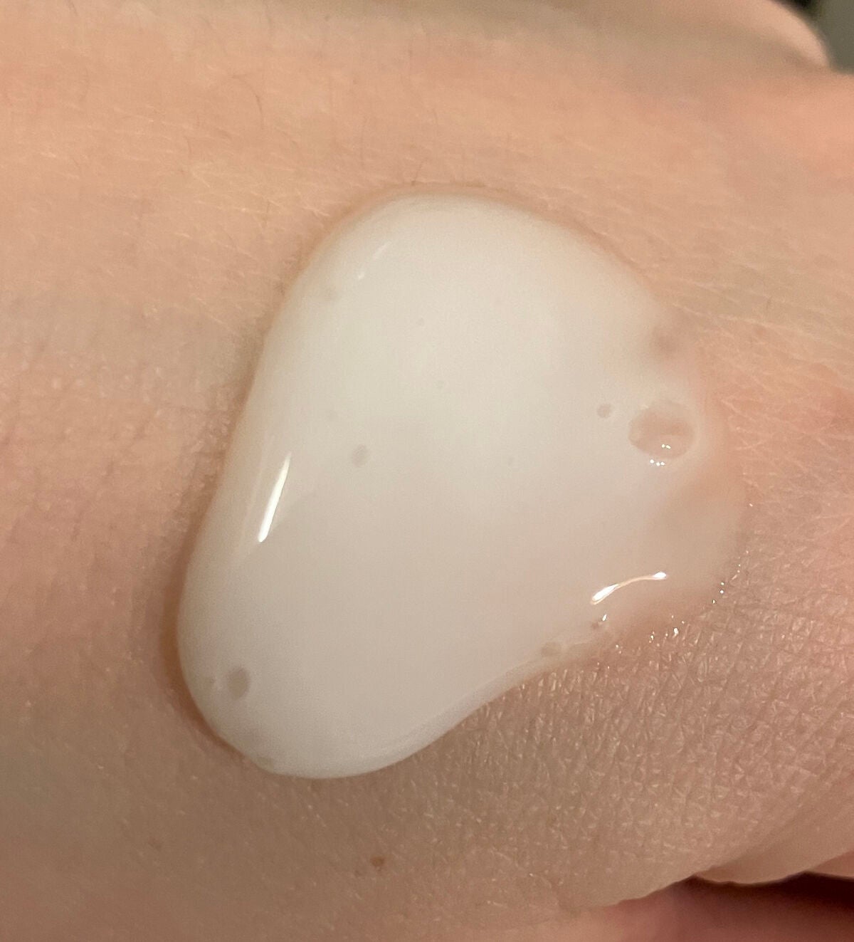 レユリ on LIPS 「◎これ一本でうるおいもトラブルケアにも期待◎肌に合わせて3タイ..」(3枚目)