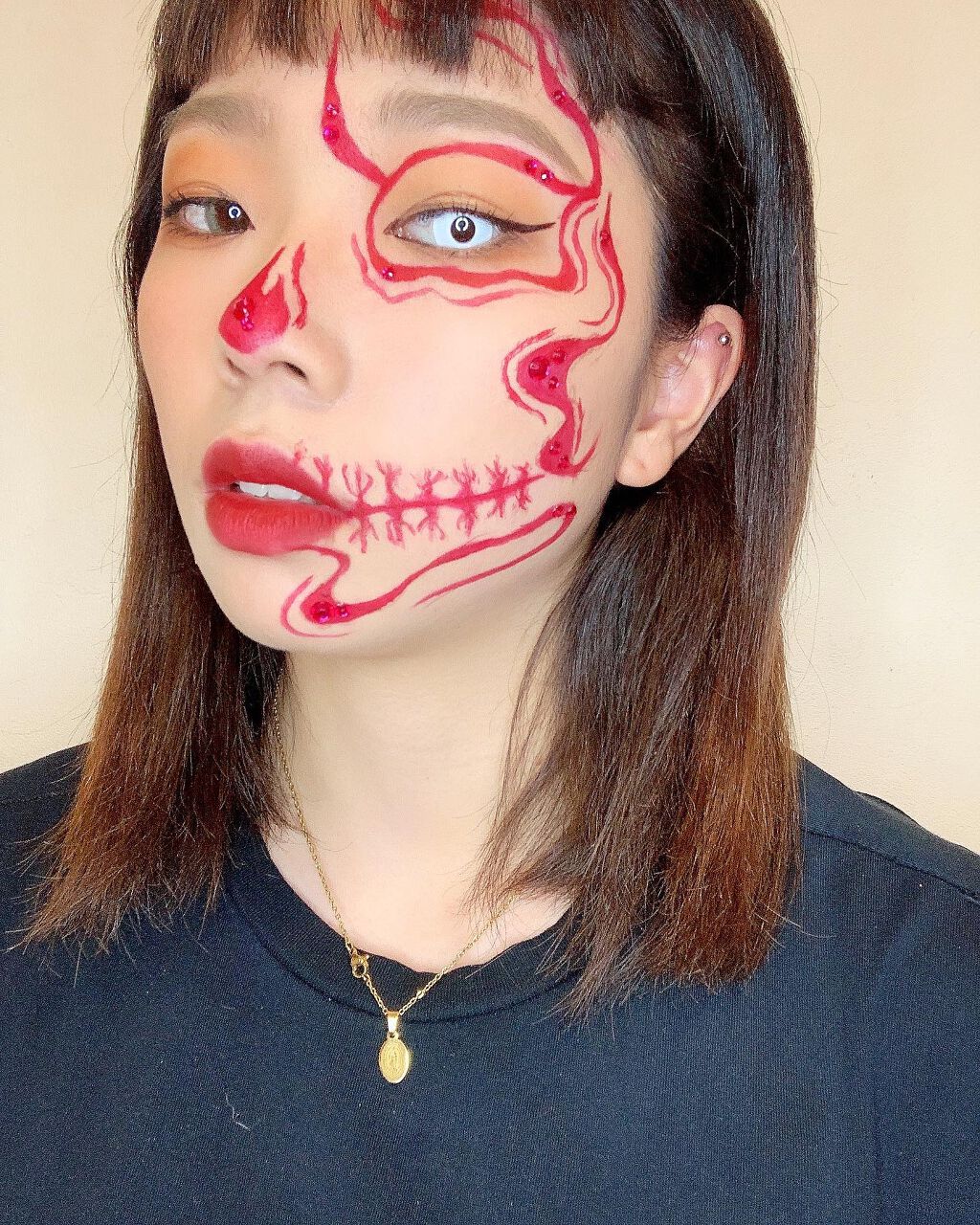 かわもと しおん on LIPS 「今年は赤のシンプルなスカルメイク☠️ハロウィンにどうですか??..」(1枚目)