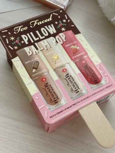 Too Faced ピロー バーム ポップ リッチ ＆ クリーミー リップ バーム トリオ のクチコミ「お母さんの友達がくれました！
色はとっても可愛くてスースーしていい匂いがします！あと美味しいで.....」（1枚目）