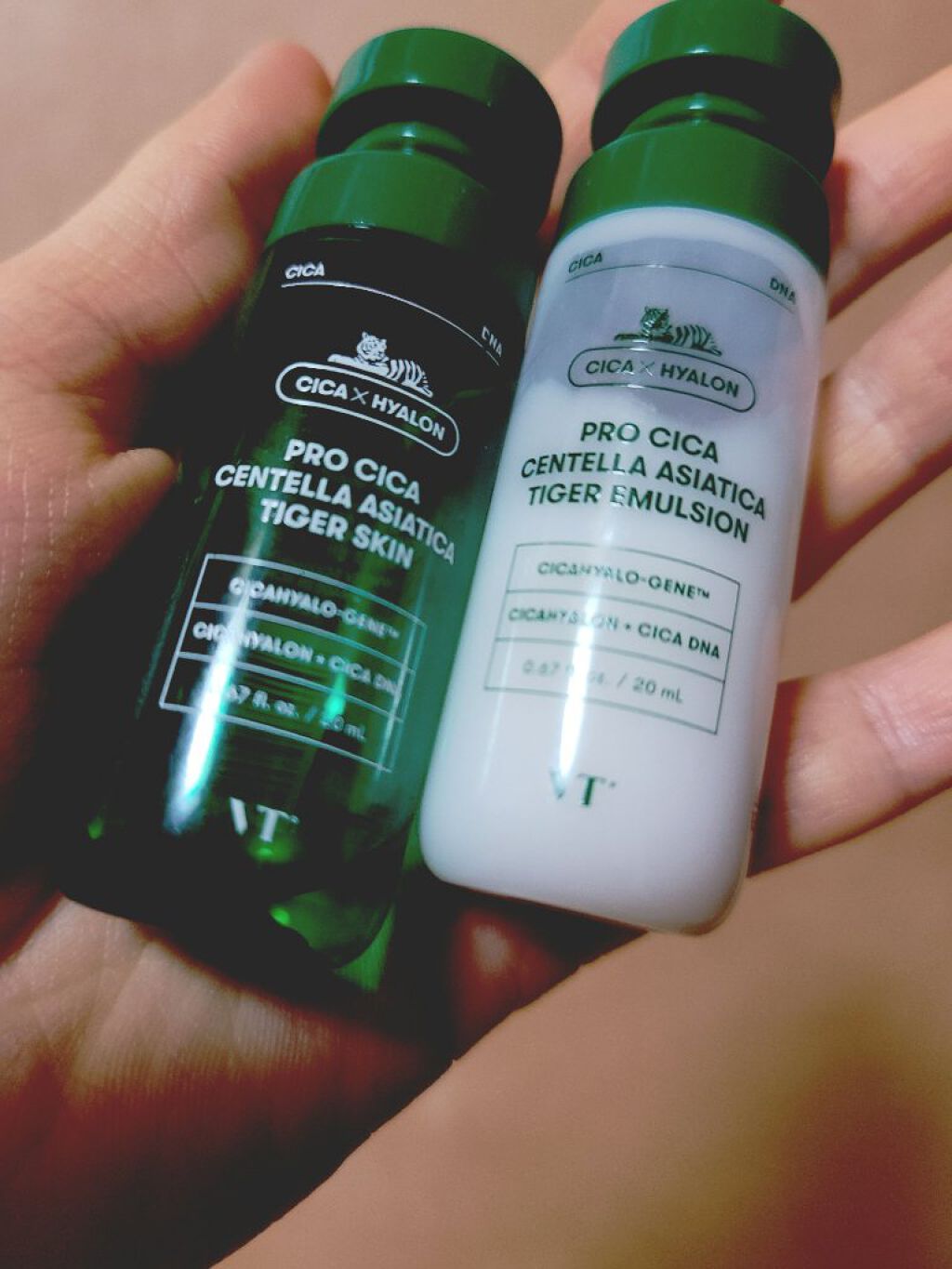 VT CosmeticsのCICA スキンとCICA エマルジョンを使用しました✨

お試し用ですが、2週間分くらいあります。
化粧水はめっちゃさらっとしてて、もはや水のテクスチャー！
乳液はこってりしてるけど、柔らかいからさらっと仕上がり