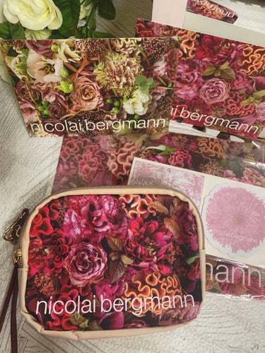 宝島社 nicolaibergmann flower box pouch bookのクチコミ「ニコライバーグマンのポーチ！昔の雑誌の付録です！

商品登録のは、ムック本です。
こちらも可愛.....」（1枚目）