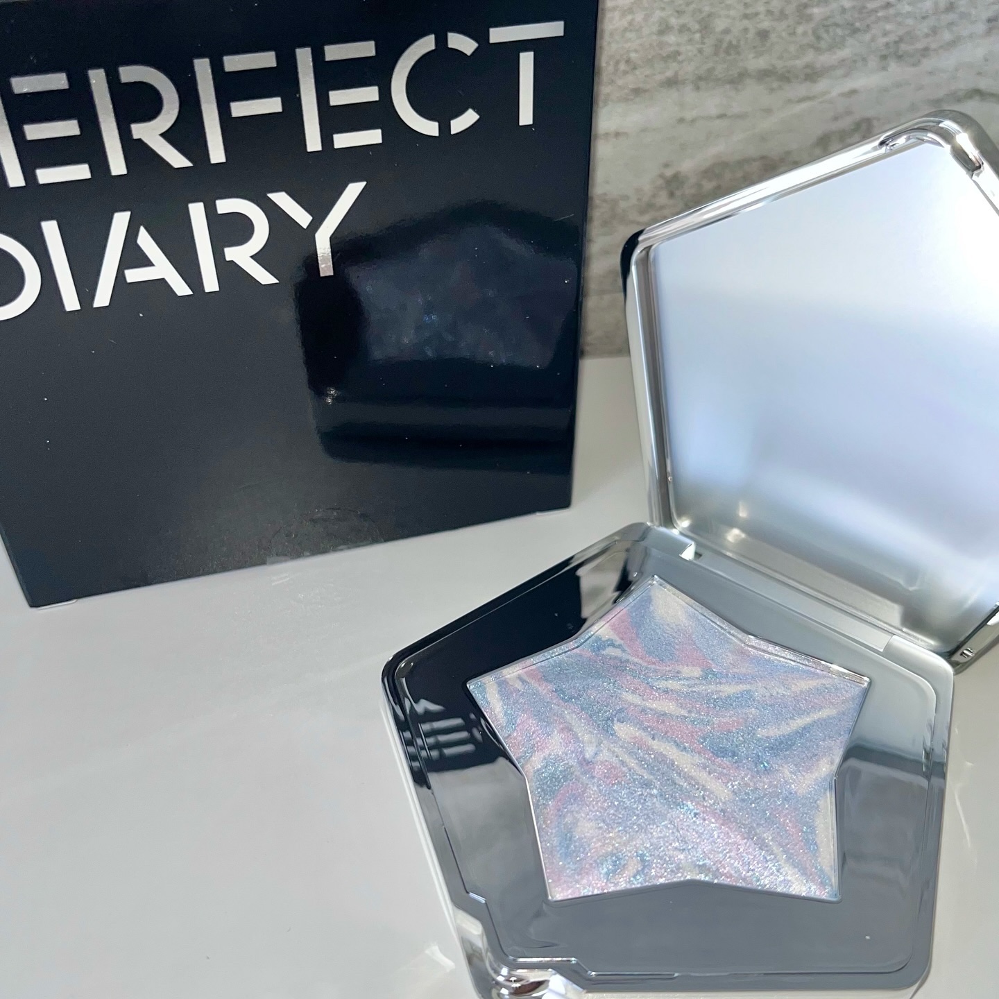 スターダストダイヤモンドハイライトパウダー/PERFECT DIARY/パウダーハイライトを使ったクチコミ（3枚目）