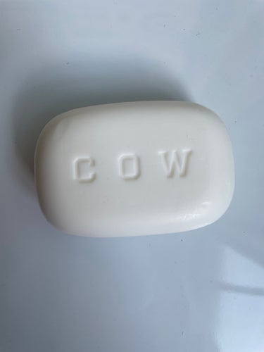 \\ロングセラー！！牛乳石鹸🐄赤箱//


永遠のロングセラー！！


我が家には石鹸ストックが2種類あるのですが、そのうちの1つが牛乳石鹸の赤箱🐄

✔︎赤箱は、しっとりとした洗い上がりで
ローズ調の香り🌹

赤箱と青箱がありますが私は、赤箱使ってます♫


洗い上がりは、さっぱりなのにしっとりとすべすべで、香りも好きです♫

この時期は洗顔に使うと少し乾燥が気になるので、身体に使ってます♫

泡立ちも良し👍


#カウブランド
#赤箱
#固形石鹸 
#スキンケア
#スキンケアルーティン 
 #お守りスキンケア情報 の画像 その2