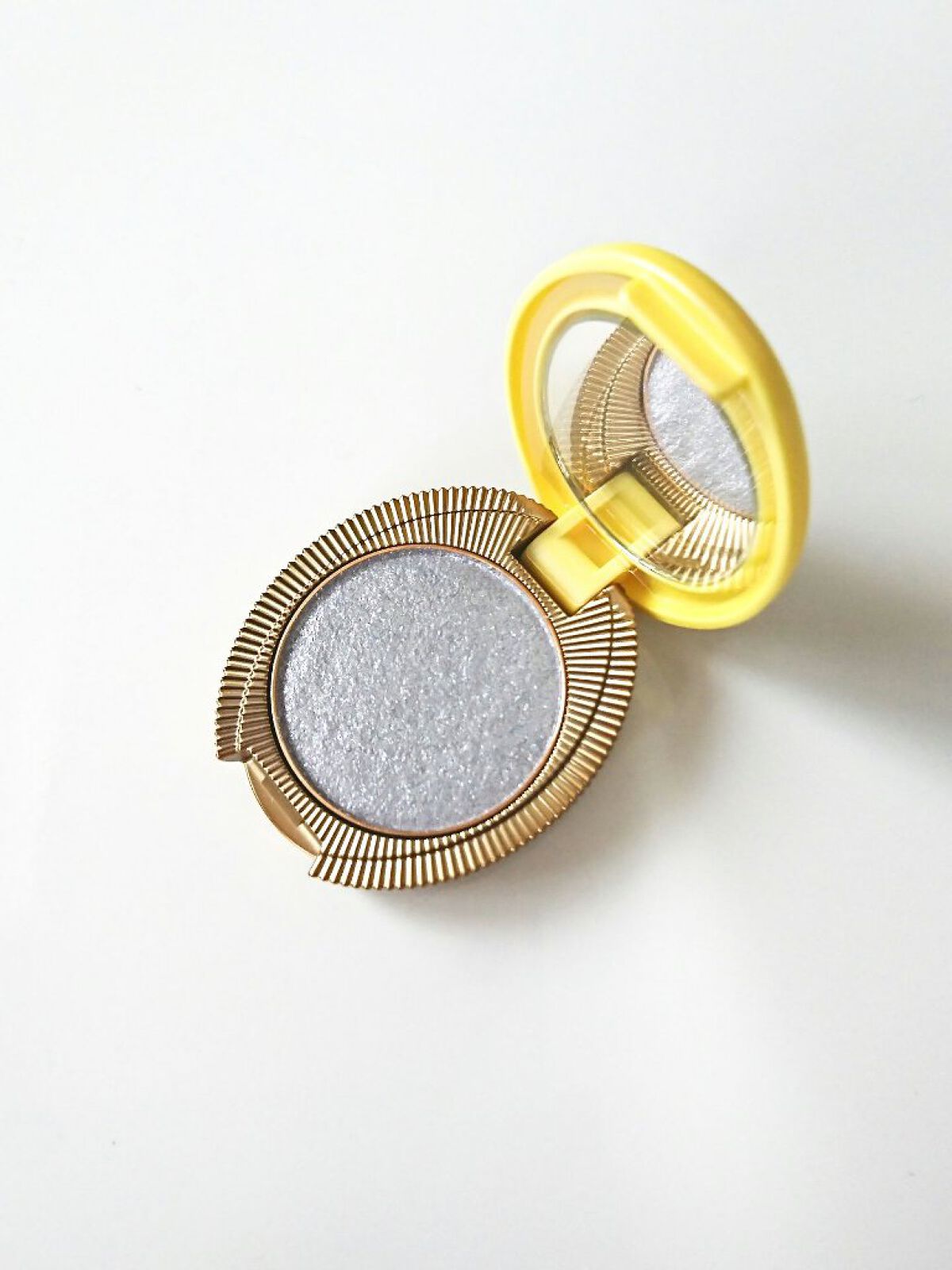 グリタリング アイカラー/レ・メルヴェイユーズ ラデュレ/単色アイシャドウを使ったクチコミ（2枚目）