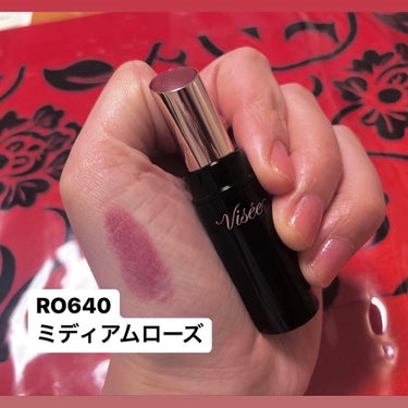 【潤うマットリップ💄✨】

Visée ニュアンス マット ルージュ RO640 ミディアムローズ 1540円

公式説明によると
「ふわっと軽いつけ心地で、マット実感なのにうるおい続く。ほのかに透けて肌に馴染む、ふんわり抜け感リップ｣だそうです！

ヴィセの新作リップ！！
マットリップなのに乾燥する感じがなくてむしろ潤う、！！！
すごい！！！色持ちもいい！！


プラムっぱいローズカラーでブルベさん向きです！

良かったらお試しください！
お読み下さりありがとうございました！


#Visée #ニュアンス マット ルージュ #マットリップ の画像 その1