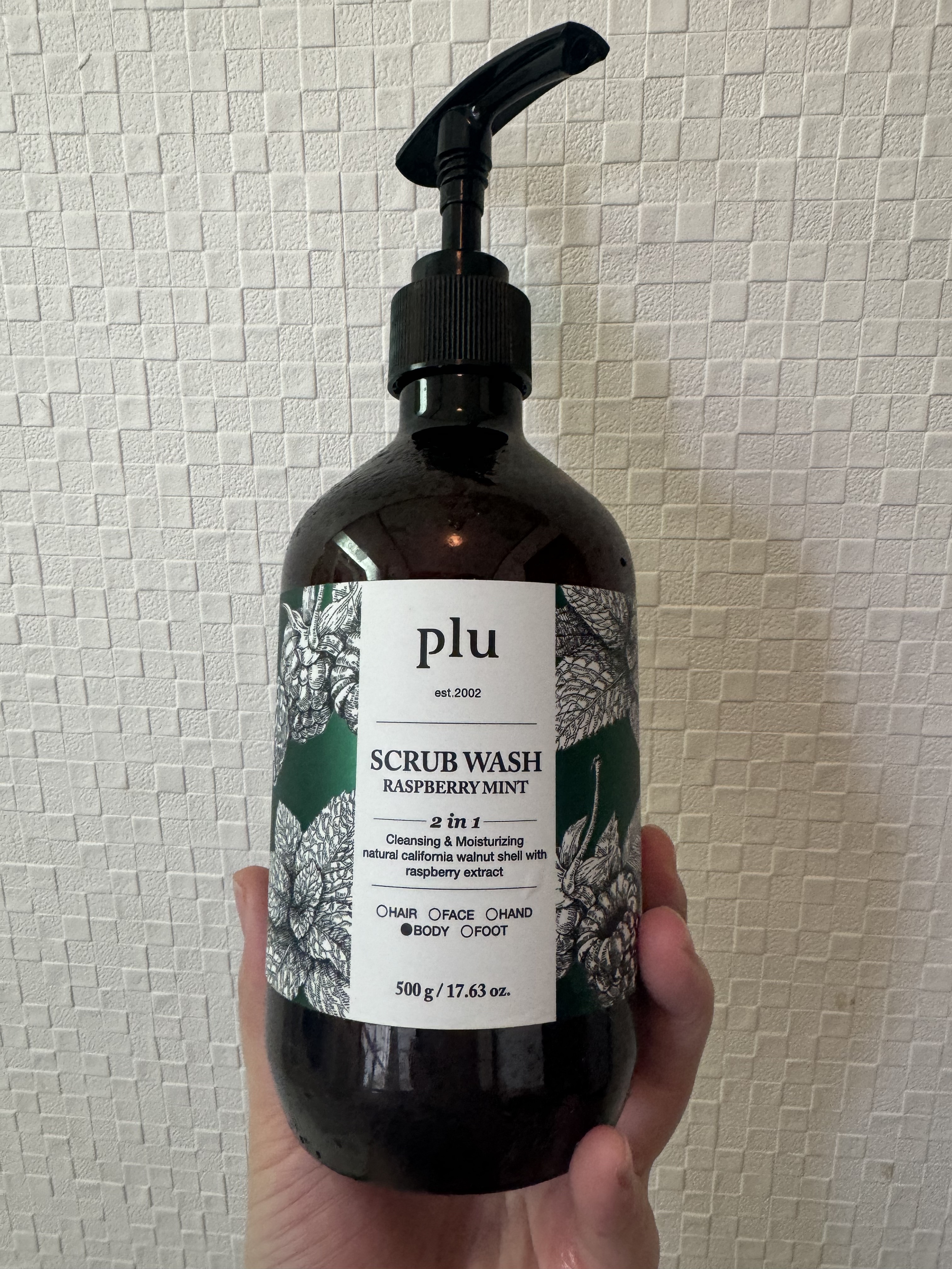 plu スクラブウォッシュ　ラズベリーミントのクチコミ「ちゃんと泡立つスクラブ入りボディーウォッシュ
香りはマジでブルーベリーガムまごう事なきブルーベ.....」（1枚目）