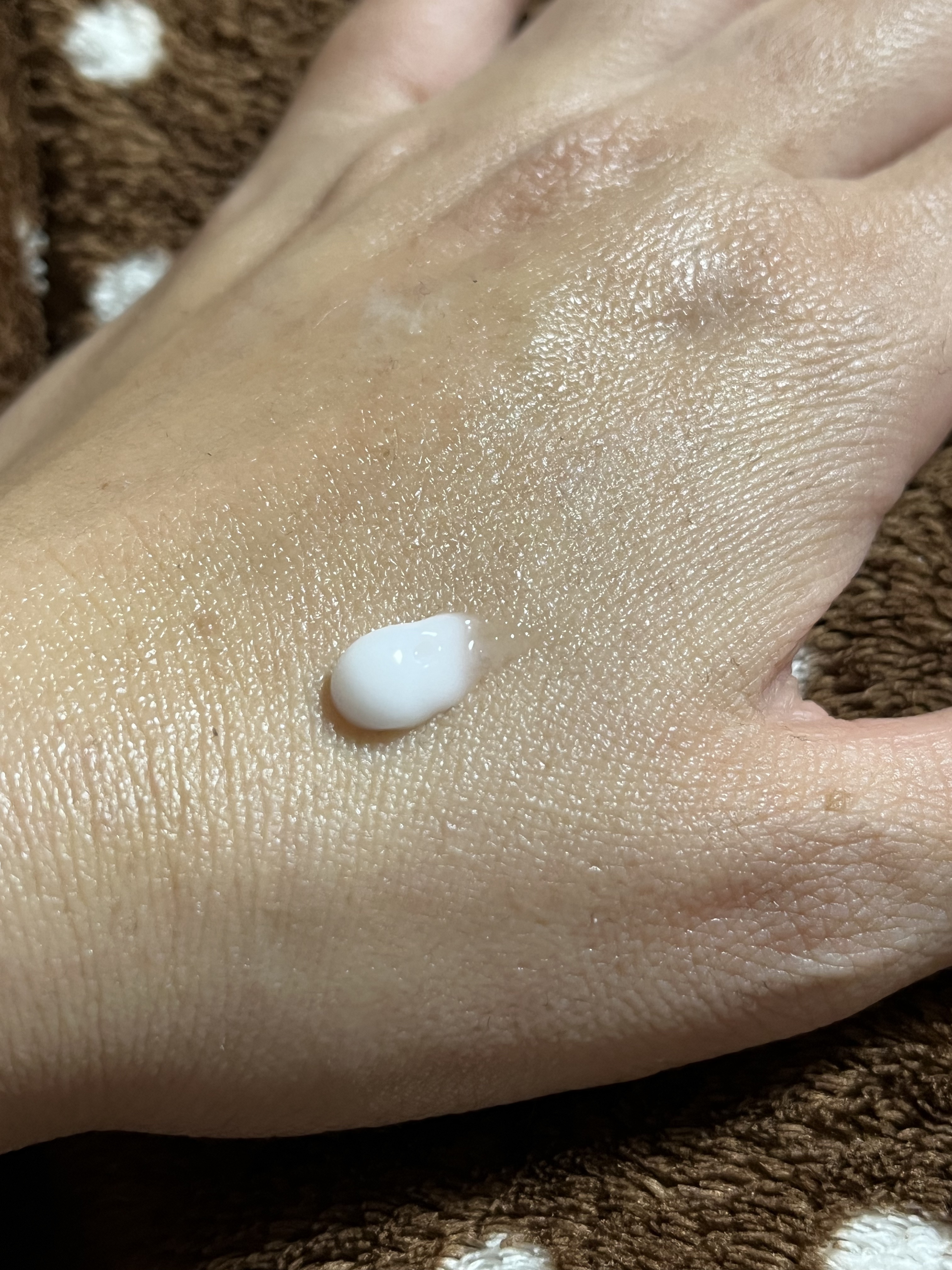 顔全体にも使用できる濃密アイクリーム。 生き生きとしたツヤ感と弾力のある肌へ。



かたすぎずなめらかなテクスチャーで、スルスル塗れます。
香りもほのかに香ります。
メイク前にも塗れ、夜のスペシャルケアにも使え便利です！

韓国でもロング