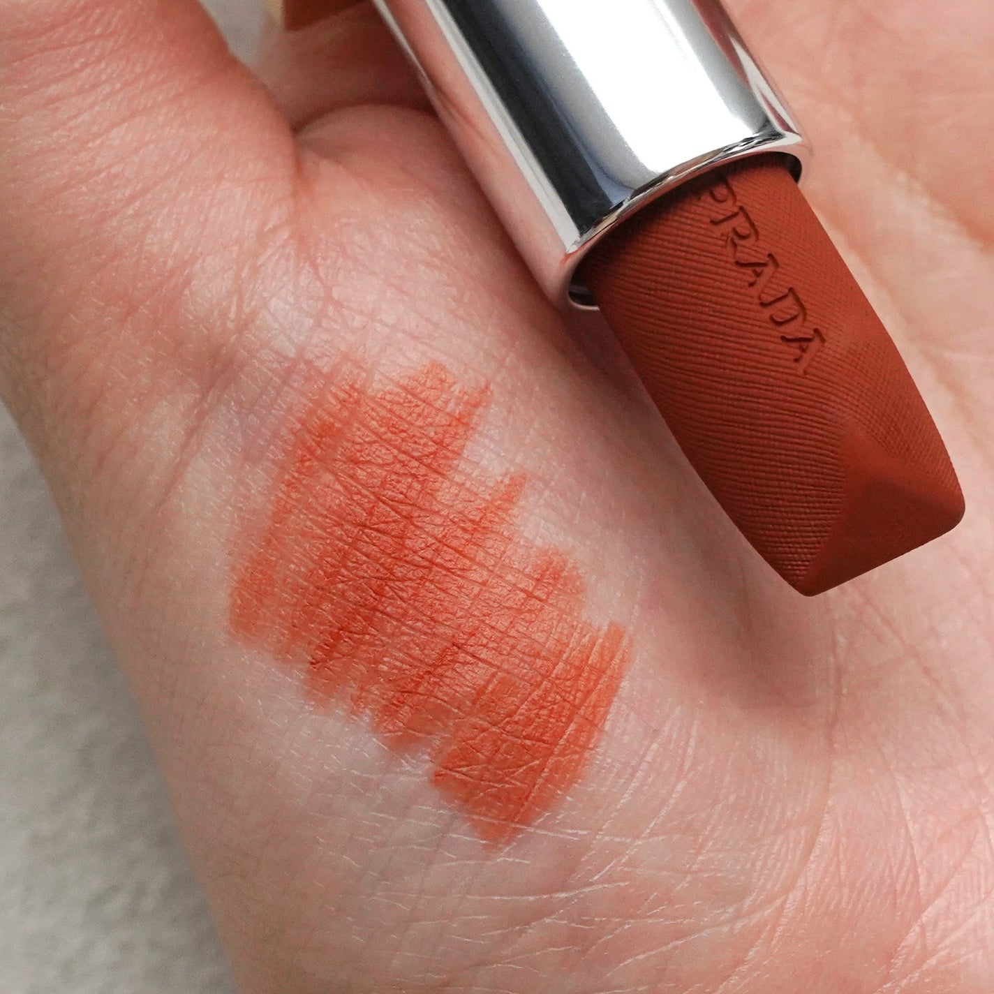 モノクローム ウェイトレス リップカラー(マット レザー)/PRADA BEAUTY/口紅を使ったクチコミ(3枚目)