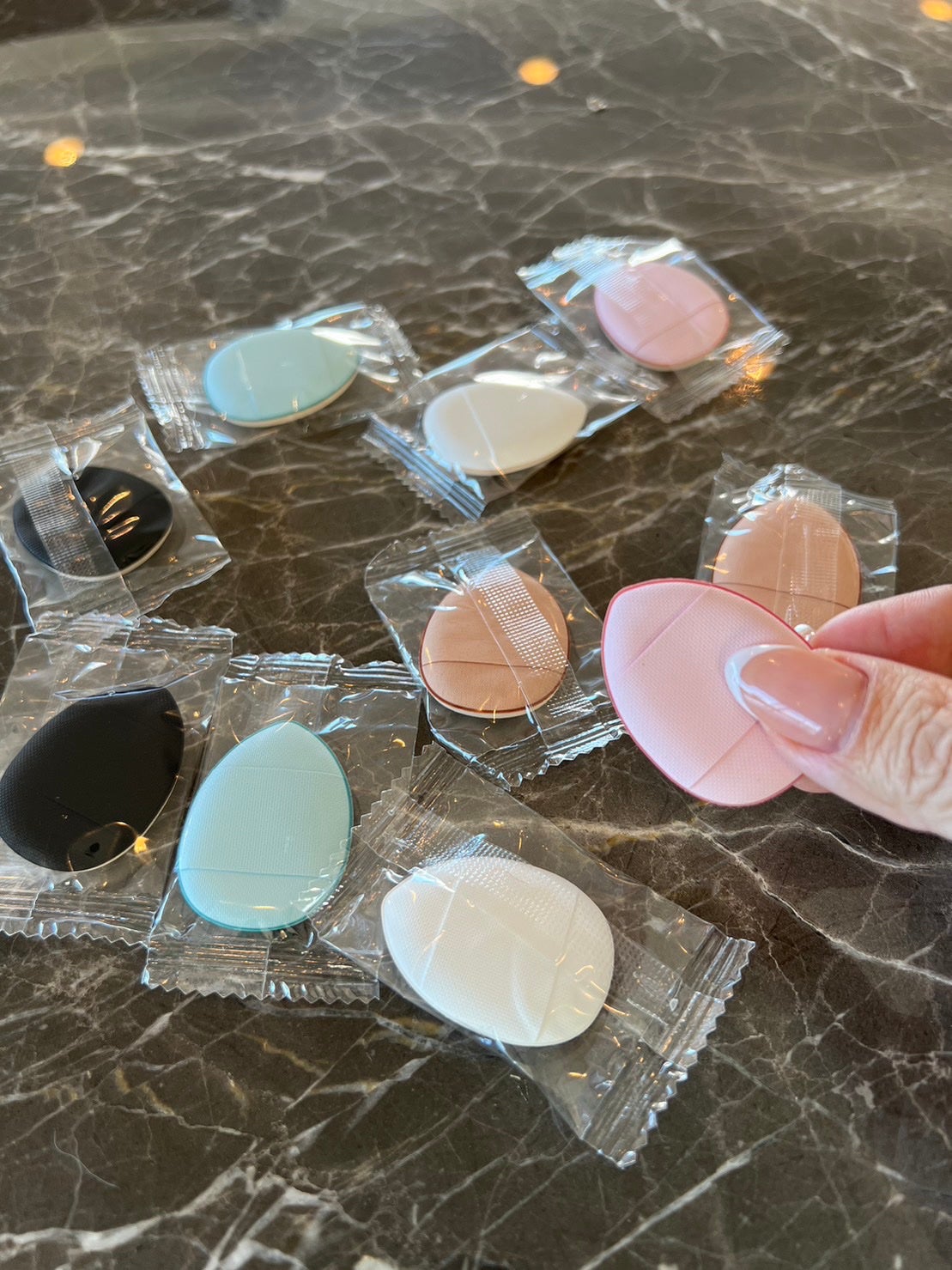 R Dresser on LIPS 「細かいお直しに便利なスポンジAmazonで10個て495円色も..」(2枚目)