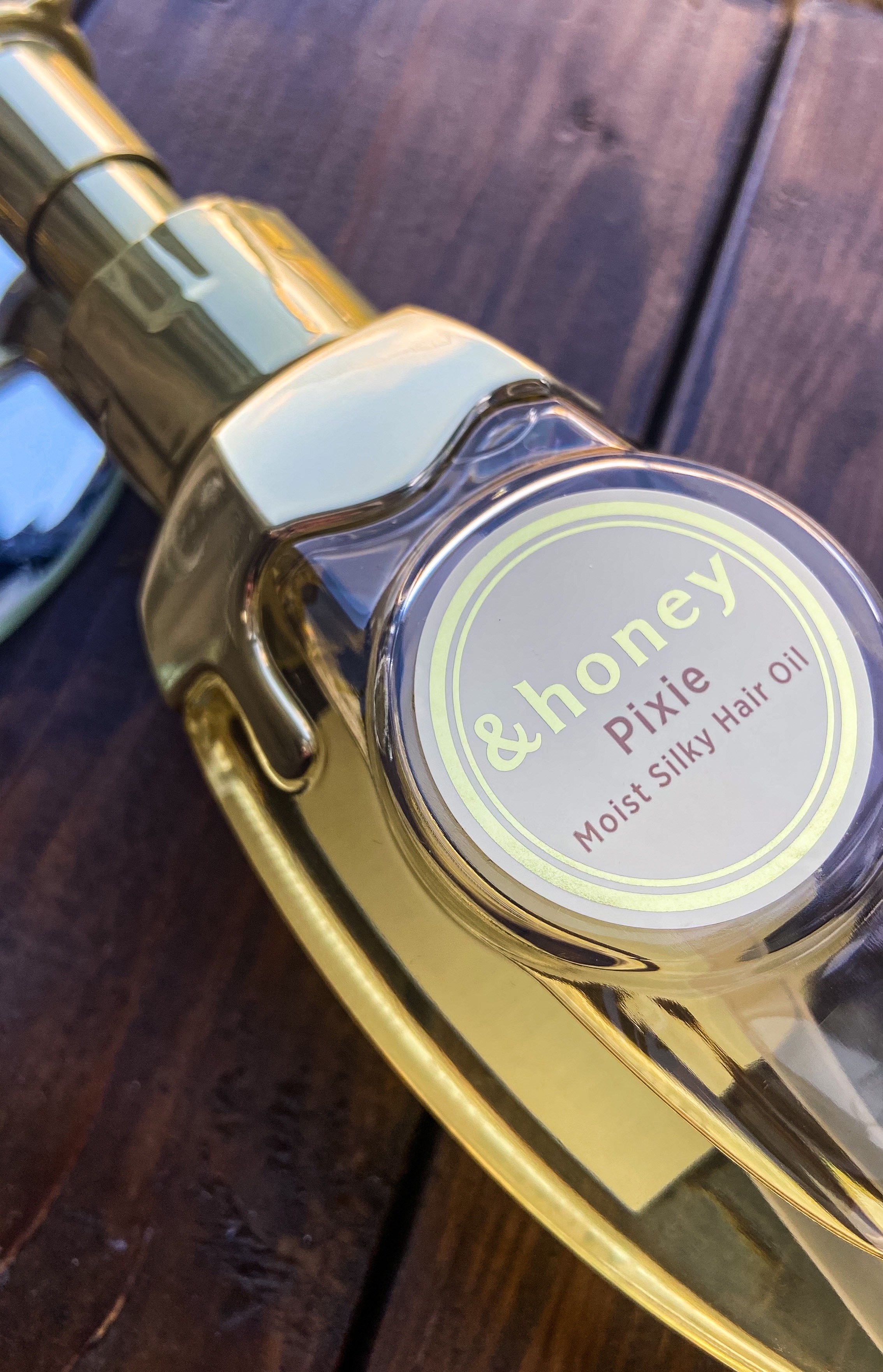 細くてクセが強く毛先が絡まりやすい髪質です。
⁡
⁡
ハチミツ*の力で、パサつき、猫っ毛をケアする
ナチュラルヘアケアブランド &honey Pixie
*保湿
⁡
⁡
髪の仕上がり、香りで選べる ＆honeyですが、
こちらは仕上がりサラ