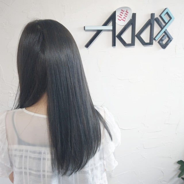 暗めブルーアッシュカラーのセミロングの女性