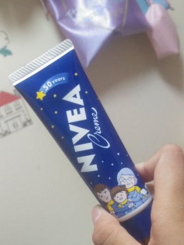 久しぶりの投稿♪もう、すっかり秋ですねぇー。


と、同時に手✋も乾燥する時期にオススメがニベアクリーム！私が買ったときは、さくらももこさんのデザインでしたー。



さすが✨ニベア。しっかり保湿してく