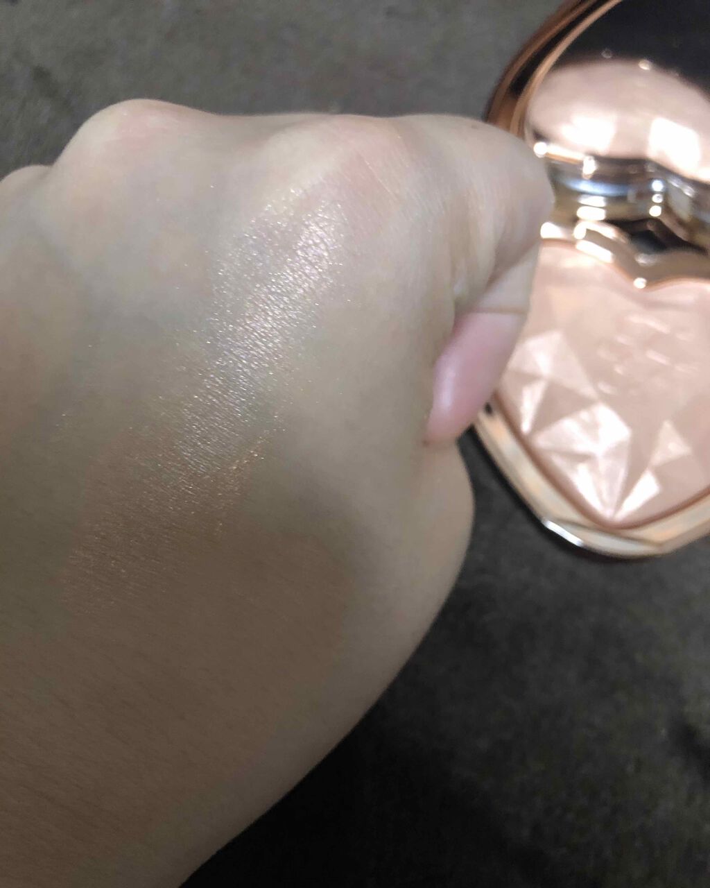 ラブ ライト ハイライター レイ オブ ライト/Too Faced/パウダーハイライトを使ったクチコミ（2枚目）