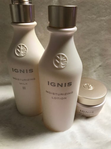 IGNIS
モイスチュアライジングローション


モイストラインの化粧水
さっぱりとした水のようなテクスチャで肌への馴染みが良かったです。デコルテまでパッティングしてもベタつかず気持ちよく使えます。

