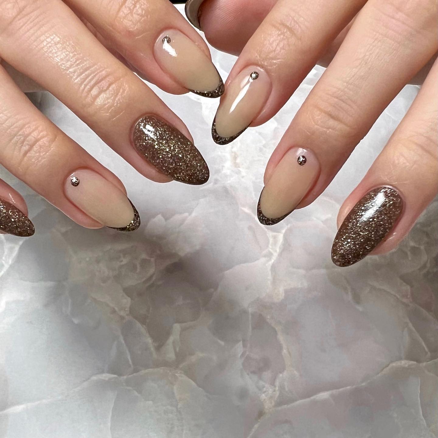 #ブラウンネイル,#グリッターネイル,#フレンチネイル,#バレンタインネイル,#細フレンチネイル,#ベージュネイル,#チョコネイル,#オフィスネイル,#お客様ネイル,#大人可愛いネイルのネイルデザイン