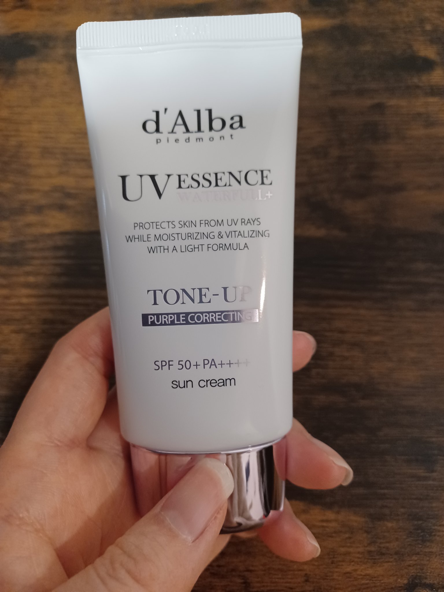 ダルバウォータフル トーンアップ サンクリーム。
日焼け止め効果のある下地。
今から活躍してくれています。
水のようなにめらかな使用感で、塗ったらスーっと肌に馴染んでくれます。
パープルなので、肌の色を綺麗にカバーしてくれました。

ダルバ