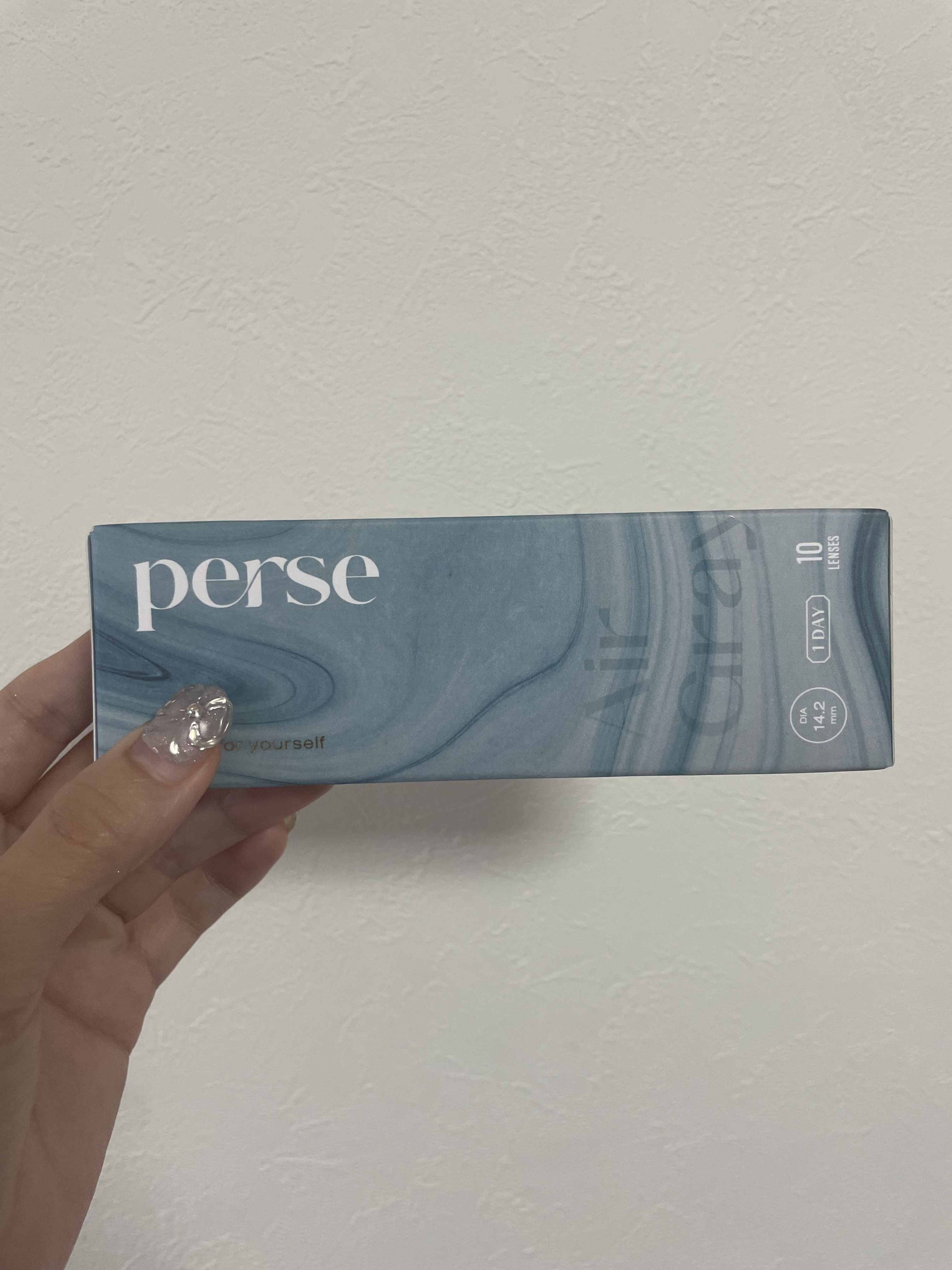 今回紹介するのはカラコンです✨
※2枚目、目のアップです。


perse(パース) エアーグレーです！
グレーとライトベージュのグラデーションなので、ふんわり柔らかい感じのグレーでした🫶


着色直径が12.6mmなので、割と自然な感じ