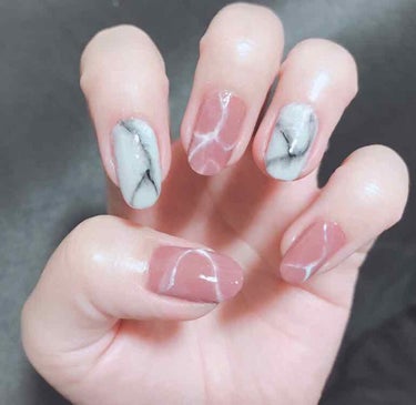 100円ネイルでセルフネイル💅
簡単大理石ネイル！
ダイソーのジェネネイルとキティネイルを使用しました！

➀ベースの色を塗ります。
➁ベースの色が乾いたら、キティネイルの黒の細筆又は白の細筆をトップコ