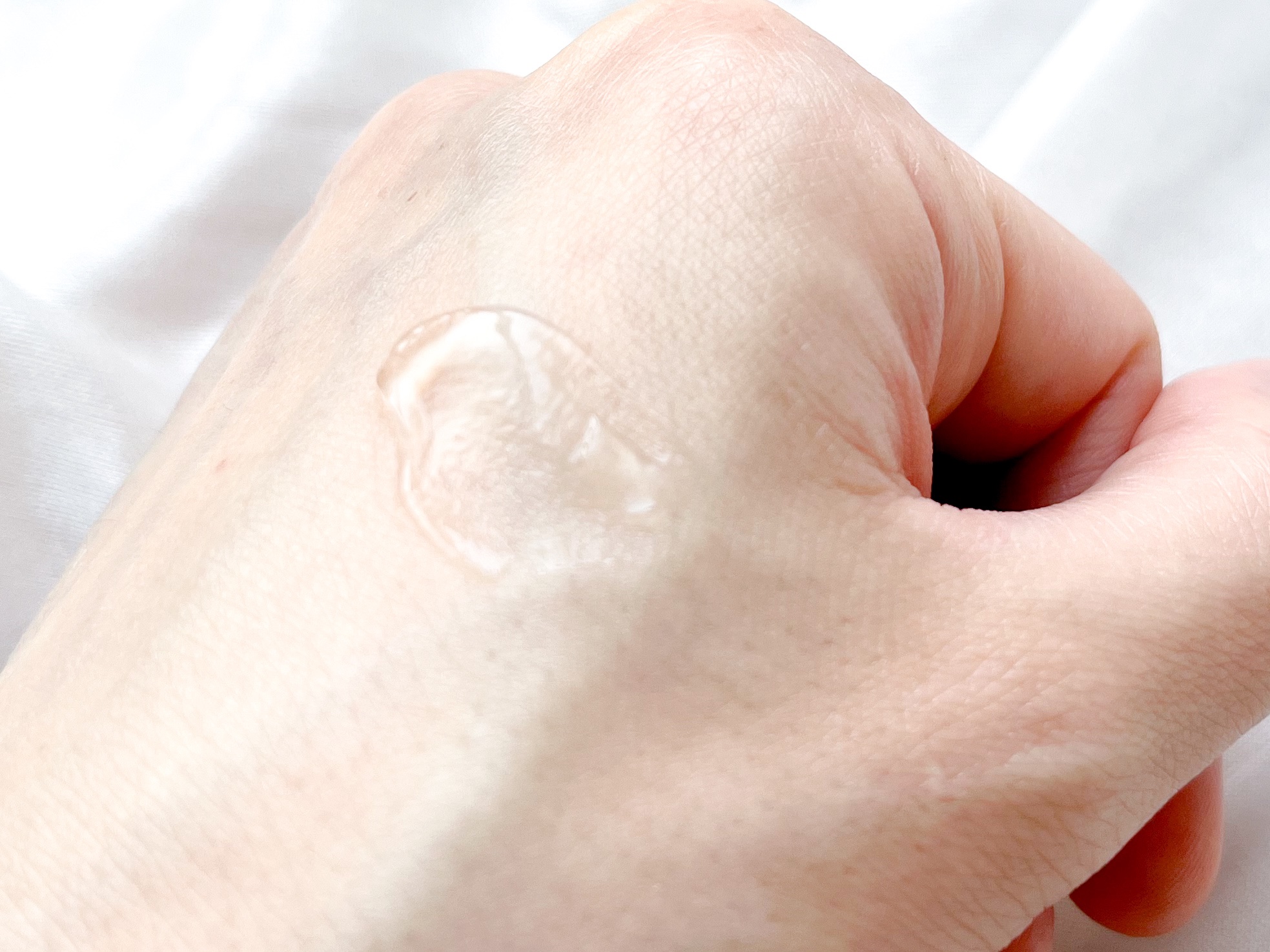 シミウス 薬用ホワイトニングジェルEX モイスト（しっとり）のクチコミ「\ しっとりなめらかジェルでシミ悩みゼロ肌へ /
シミウス
薬用ホワイトニングジェルＥＸ　モイ.....」（3枚目）