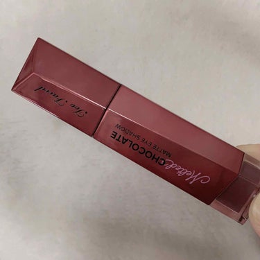 Too Faced メルテッドチョコレートマットアイシャドウ　
色はチョコレートワインです。
LIPSさんからプレゼントで頂きました！
写真3枚目のようにベタ塗りだととっても濃いですが指で薄く伸ばしてポ