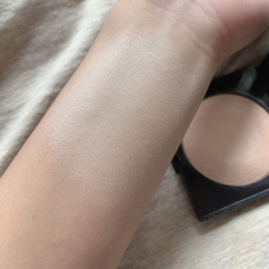 マットラディアンス ベイクドパウダー ハイライト01/ローラ メルシエ/パウダーハイライトを使ったクチコミ（3枚目）