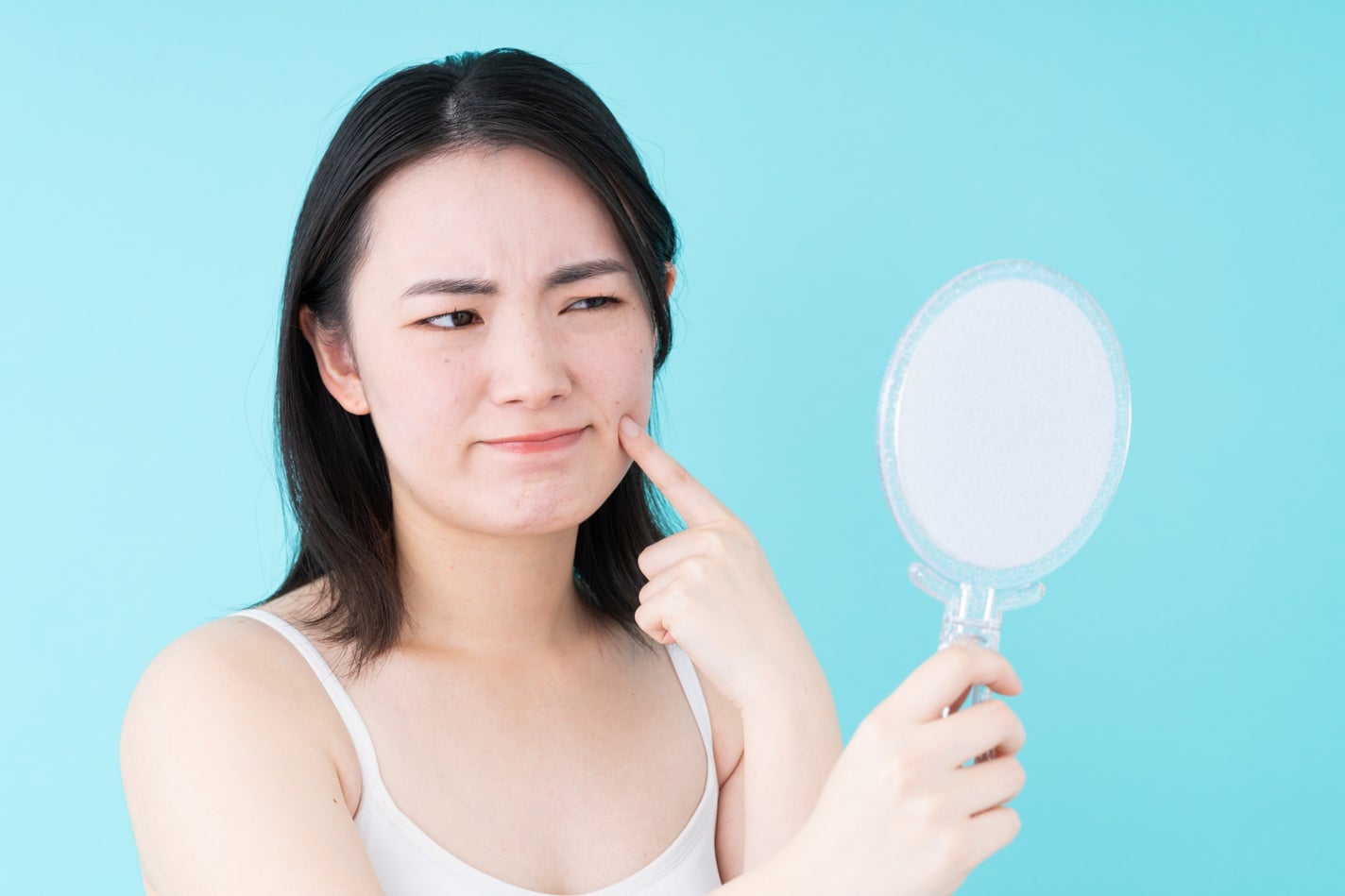 肌荒れを気にする女性