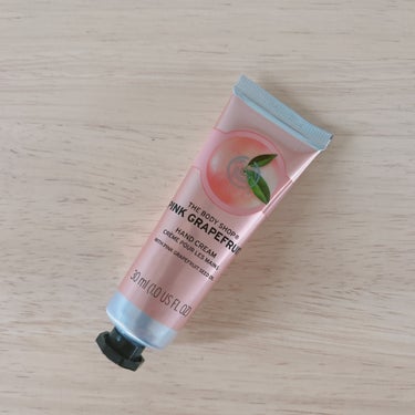 THE BODY SHOP
ハンドクリーム ピンクグレープフルーツ

♡はじけるような爽やかな
ピンクグレープフルーツの香りのハンドクリームです。
♡グレープフルーツシードオイル、
スウィートアーモンドオイル配合で
手肌をしっとりと整えます。
♡ジェルクリーム状のテクスチャーで、
さらっとなじみ、ベタつきにくい使用感です。
♡コミュニティトレードを
通じて調達したシアバター、ババスオイル配合。

↑公式サイトより抜粋しました。

30mlサイズは持ち歩きに重宝です𓂃𓈒𖧋
大きすぎず小さすぎずで丁度いい◎

10代の頃に使ってた
ボディバターと変わらない香りで
とても懐かしい気持ちになります𓂃

とても軽いつけ心地なので、
普段使いにおすすめです♩


#THEBODYSHOP #ザボディショップ #ハンドクリーム #ピンクグレープフルーツ #PG #持ち歩き #ポーチの中身  #気分UPコスメ の画像 その0