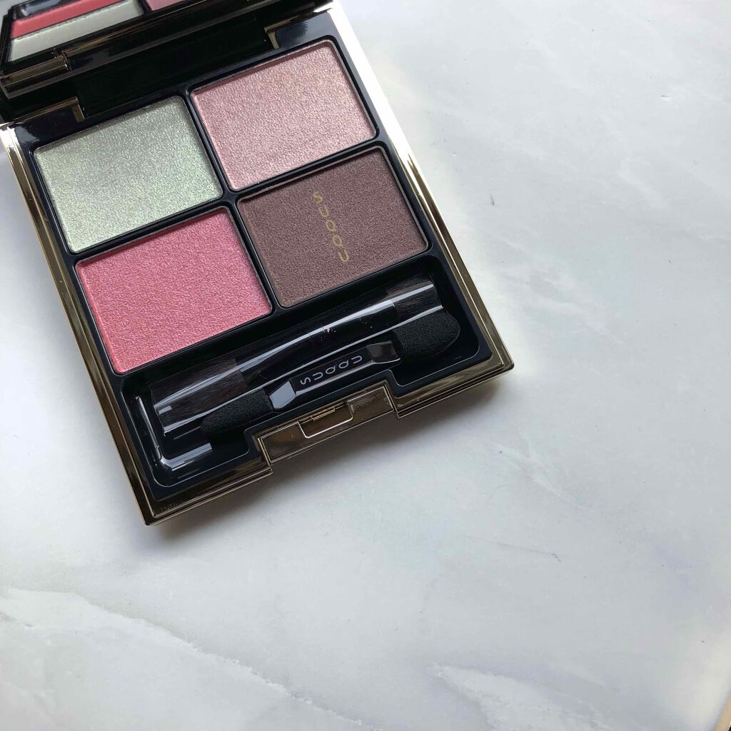 ▶︎デザイニングカラーアイズ 12 幻光茜 / SUQQU

春に使いたくなるミントグリーンとピンクのパレット。ミントグリーンはハイライトカラーなので使いやすく、目頭や黒目上にちょんちょんとのせるだけでかわいい。2色のピンクだけでもかわいい