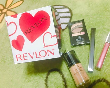 ✨REVLONラッキーバッグ✨
REVLONのラッキーバッグ初購入してみました🙂🎶
中身は、全部で4点です👏👏

＊①フォトレディエアブラッシュエフェクトメイクアップファンデーション02
テクスチャーは