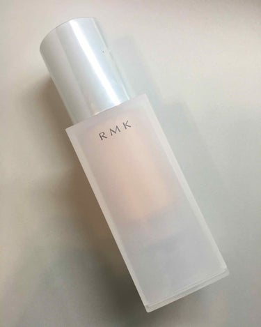 
RMK
ジェルクリーミィファンデーション

色は201番です！
ピンク系で1番明るい色です！

少しツヤ感があるような気がします✨

こちらは塗った時は綺麗な肌に仕上がってくれます！
でも、夜になると