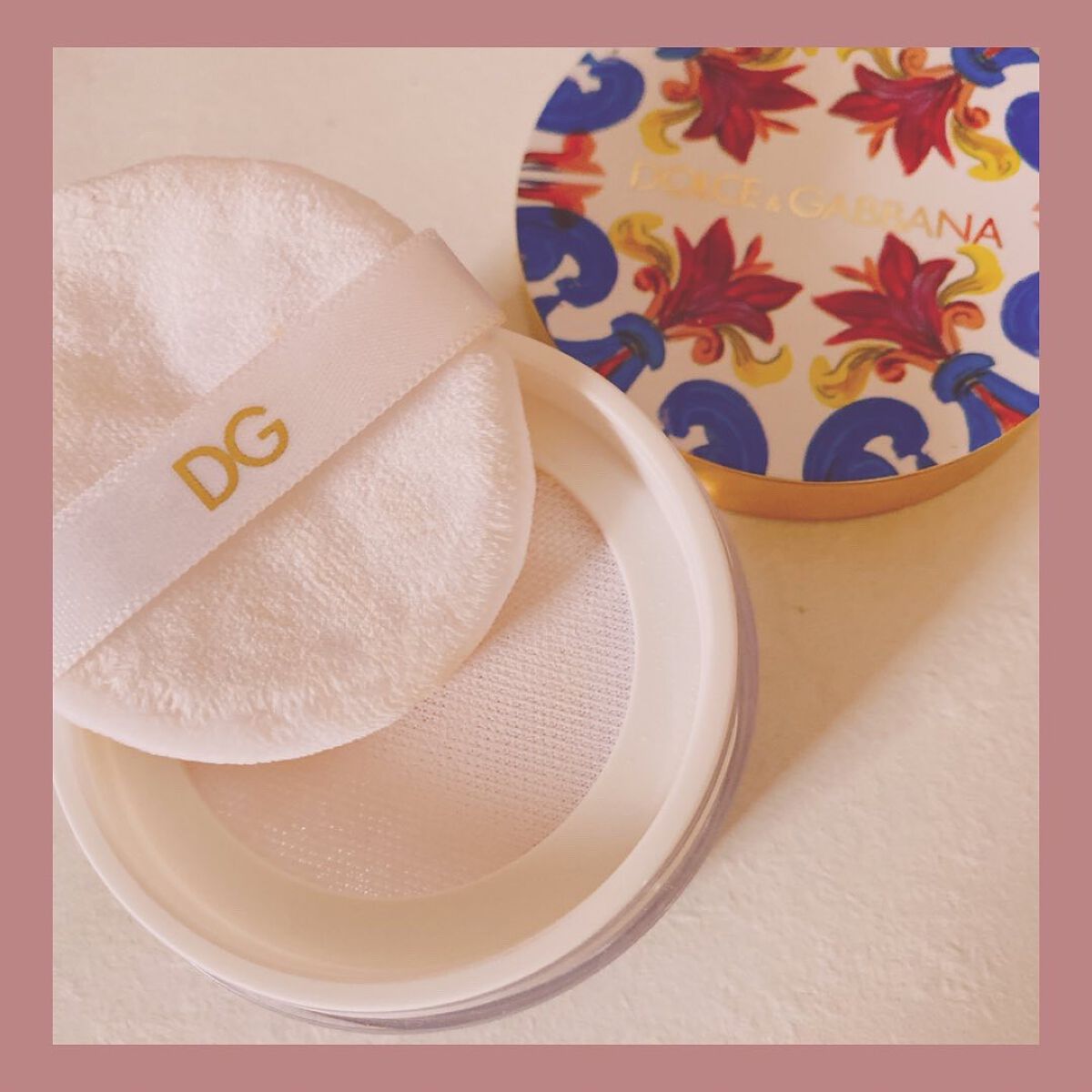 DOLCE&GABBANA BEAUTY ソーラーグロウ トランスルーセント ルースセッティングパウダー のクチコミ「なんと言っても見た目がかわいい❤️
粒子が細かく質感的にはマット仕上がりです。とても軽やかなつ.....」（1枚目）