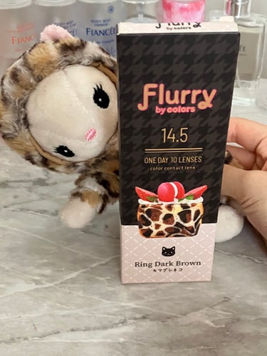 こんにちは♡ᵎᵎᵎ 今回は、Flurry by colors 1day  リングダークブラウン キマグレネコ をレビューします❣️
それでは早速❥𝑠𝑡𝑎𝑟𝑡❥
🐾🐈‍⬛🐾🐈‍⬛🐾🐈‍⬛🐾🐈‍⬛🐾🐈‍⬛🐾🐈‍⬛🐾🐾🐈‍⬛🐾

【使った商品】
Flurry by colors 1day
リングダークブラウン  キマグレネコ

【商品の特徴】
・1day  1箱10枚入り
・レンズ直径    14.5mm
・着色直径        14.0mm
・ベースカーブ   8.6mm
・度あり  －8.00まで

【使用感】⭐️⭐️⭐️⭐️⭐️

【良いところ】
・パケが可愛い
・つけ心地がいい
・盛れる

【イマイチなところ】
・(キマグレネコは)自然ではないので学校などには向かない

【どんな人におすすめ？】
・盛れ感重視の人
・地雷系メイクやファッションの人
・濃いメイクをする人
✂ーーーーーーーーーーーーーーーーーーーー

まずパケが可愛過ぎる🤦‍♀️💭💘

そしてすごき目が丸くなる😳❣ 
私は目が切れ長だけど、元から丸いって勘違いしそうなぐらい盛れます！縦がすごい盛れる!!

宇宙人状態にならないギリギリまで大きくした感じです！ 

大きめのカラコンで宇宙人状態になりやすい人はちょっと注意かも⚠️ヽ(￣ ￣*)ﾁｮｲﾏﾁ

白目の余白が大きい人はいい感じに盛れると思います！

カラコン自体は文句なしですが、キマグレネコにどんなメイクが合うのかまだ掴めてなくて‪⸜(‪ ˶ ᐛ˶)‪⸝ﾃﾍ

地雷系メイク以外に何が似合うかなぁと色々考えてます🙄💭 キマグレネコと相性の良いメイクが見つかり次第リピ買いするかなぁ💭💞



参考になれば嬉しいです🫶🏻💕

それではまたね💭👋🏻‪⸝⸝💗


 #カラコン大百科 の画像 その1