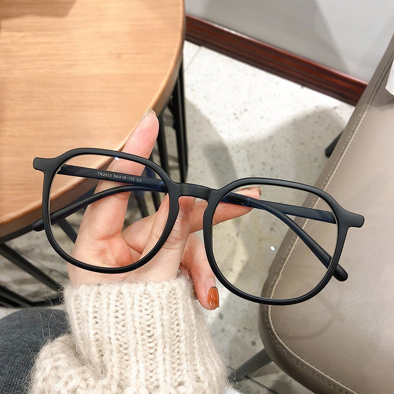 ひとみ on LIPS 「大きな黒いフレームは、この眼鏡を非常に魅力的なものにし、自然な..」(2枚目)