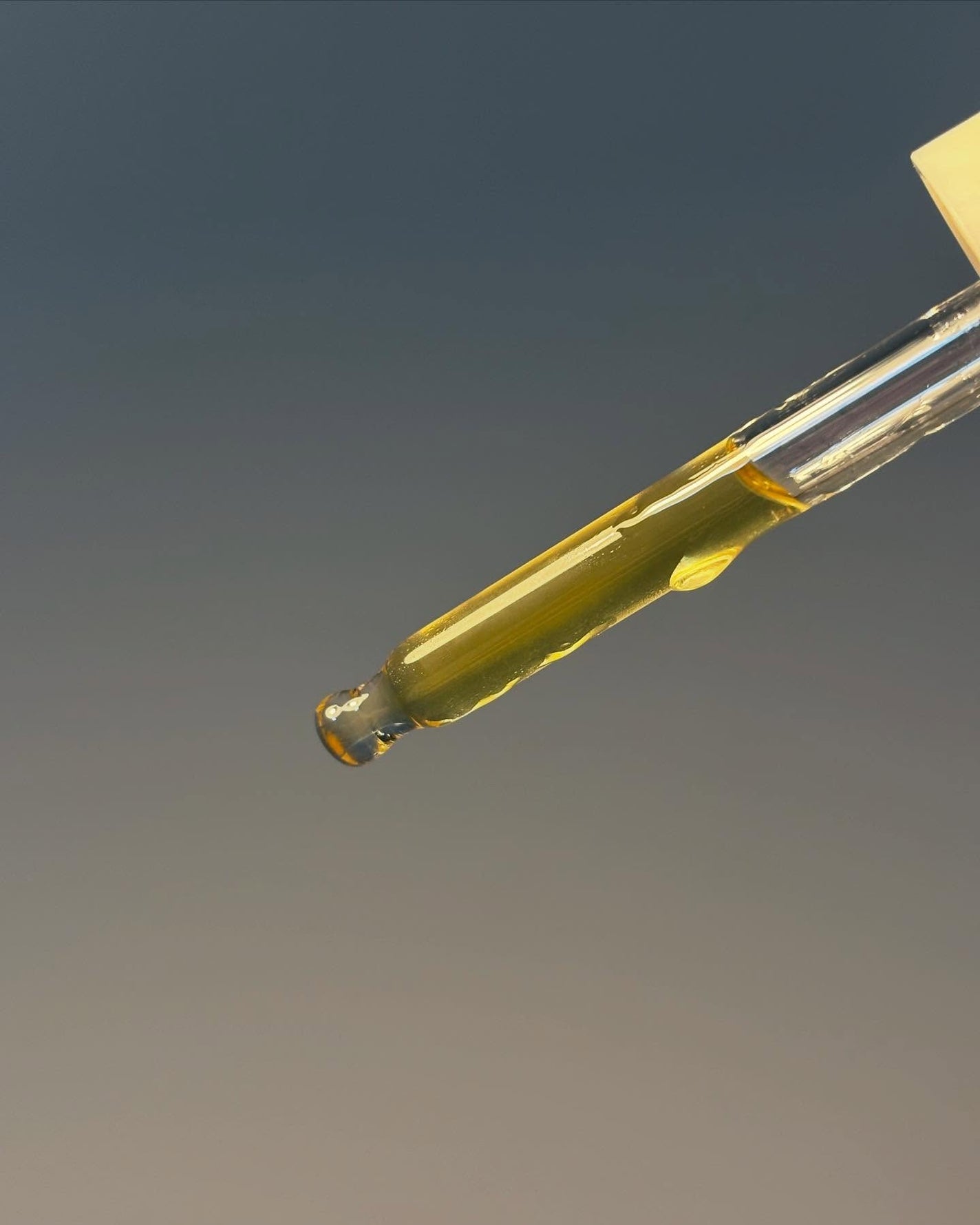 083 on LIPS 「ほぼ無臭で、透明感あるイエロー。テクスチャーはオイルだけど割と..」(4枚目)