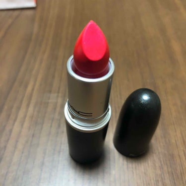 昨年初めて買ったMACのリップ💄
色はフュージョンピンクです😊

すごくパキッとした感じの濃いめのピンクでなかなか仕事とかにはつけていけない色ですが、とてもかわいいので気に入ってます

塗るときは濃くな