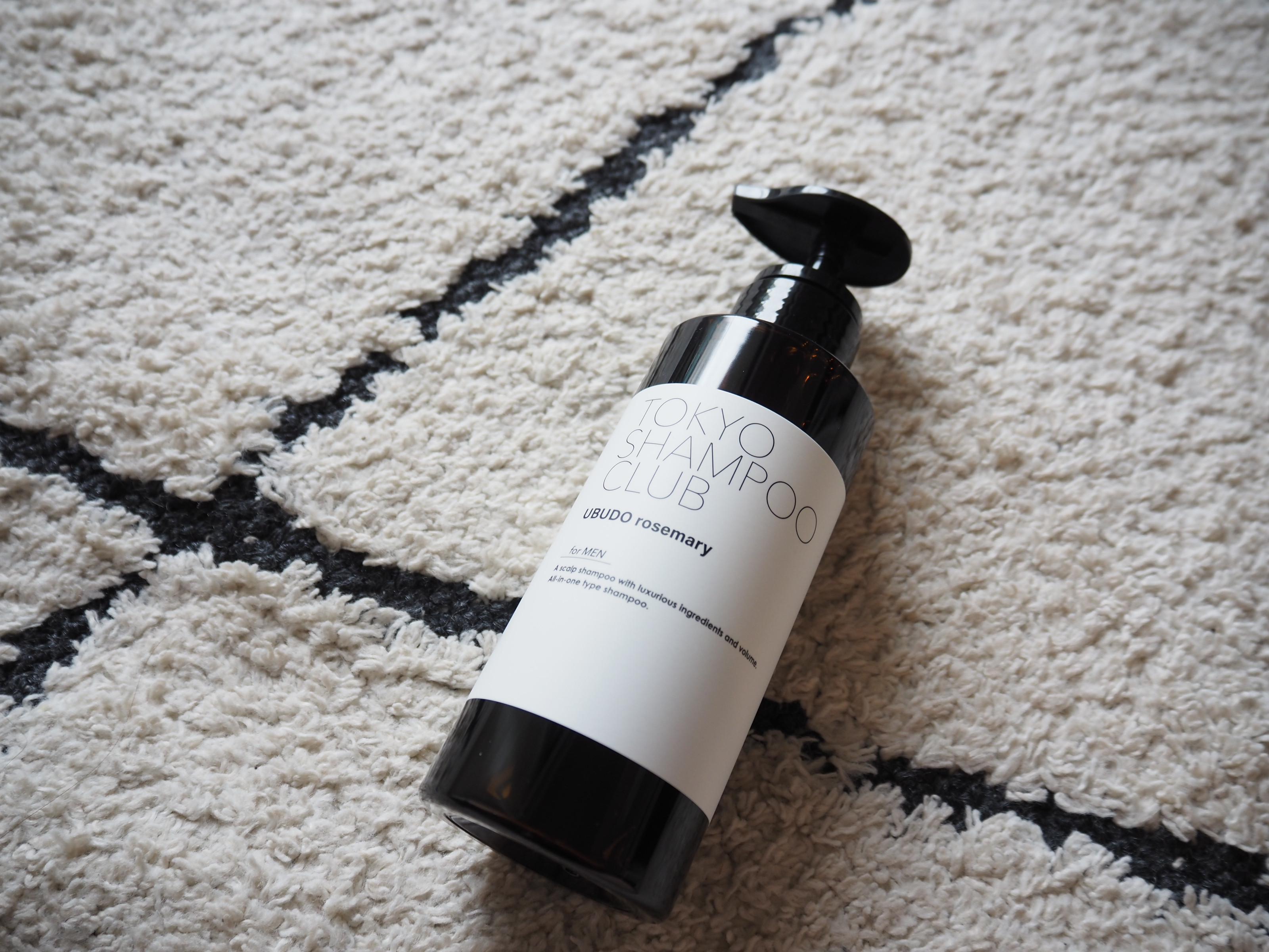 年齢的にもヘアケアもしてもらいたくて、パートナーにプレゼントしたのは
男性に特化したオールインワンシャンプーのこれ。

トーキョーシャンプークラブ 

シャンプーだけで済ませていたようなのですが、やっぱりパサつきも気になるし
そもそも頭皮も