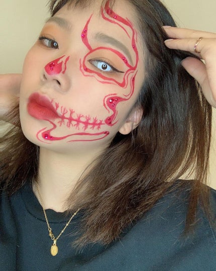 かわもと しおん on LIPS 「今年は赤のシンプルなスカルメイク☠️ハロウィンにどうですか??..」(4枚目)