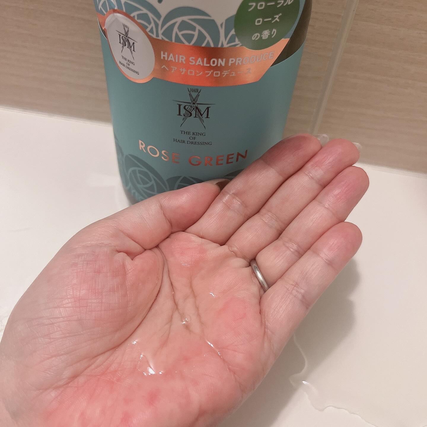 ISM ROSE GREEN シャンプー／トリートメントのクチコミ「まるで香水シャンプー？とSNSで話題の
ヘアサロンISMと共同開発した匂いフェチさんの為のフレ.....」（3枚目）
