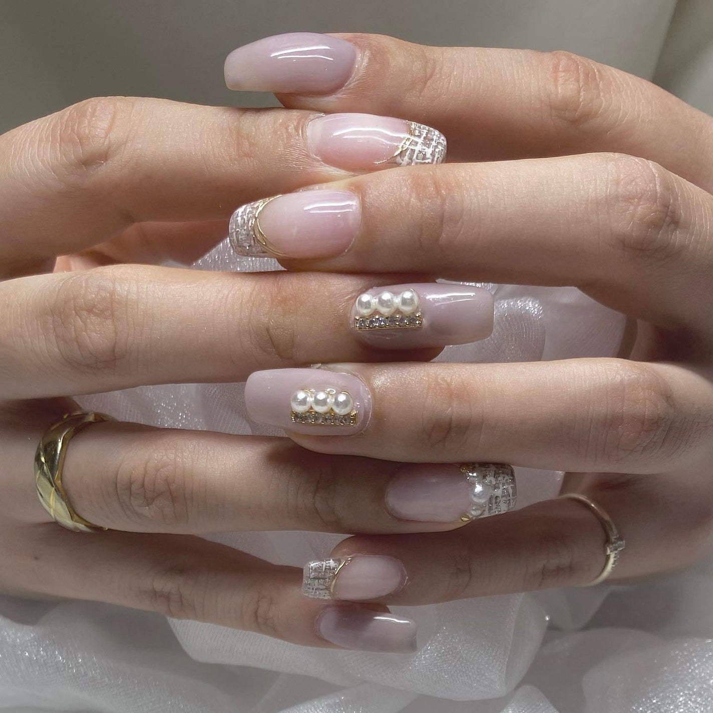 kanna on LIPS 「・・・ツイードフレンチ💓👑マイネイルです(*ˊᗜˋ)パールとゴ..」(1枚目)