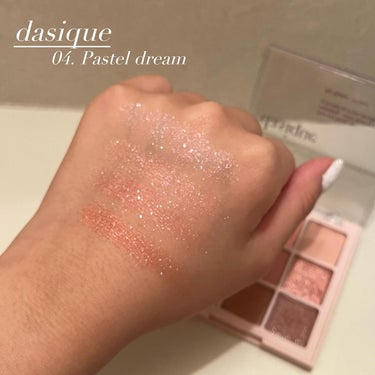 #dasiqueshadowpalette 04
#pasteldream 

透明感が爆誕するデイジークのアイシャドウパレット🩵

@dasique_jp 
@dasique_official 

パッと見ブルベさんにしか似合わなさそうな
パレットだけど右上のベージュとか使うカラー
によってはイエベさんでも浮かないのがポイント✨

けどやっぱり、真ん中のカラーはピンクだから腫れぼったく見えちゃう人もいるかもしれないです💦

でも！！！

そんな時は、チークに使っちゃえばいいんです😤
そうすれば、目が腫れて見えないし透明感も保てます！⭕️

#9色アイシャドウパレット #案件募集中 #雰囲気おしてください #デイジークアイシャドウ #透明感コスメ #ピンクアイシャドウパレット #デイジークアイメイクの画像 その1