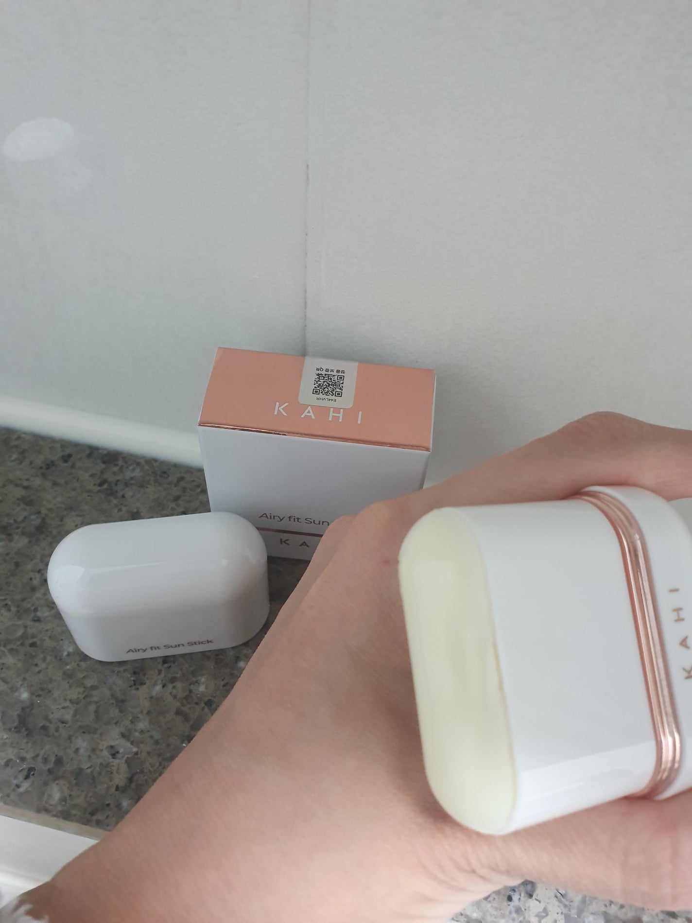 エアリーフィットサンスティック/KAHI/日焼け止めスティックを使ったクチコミ(2枚目)