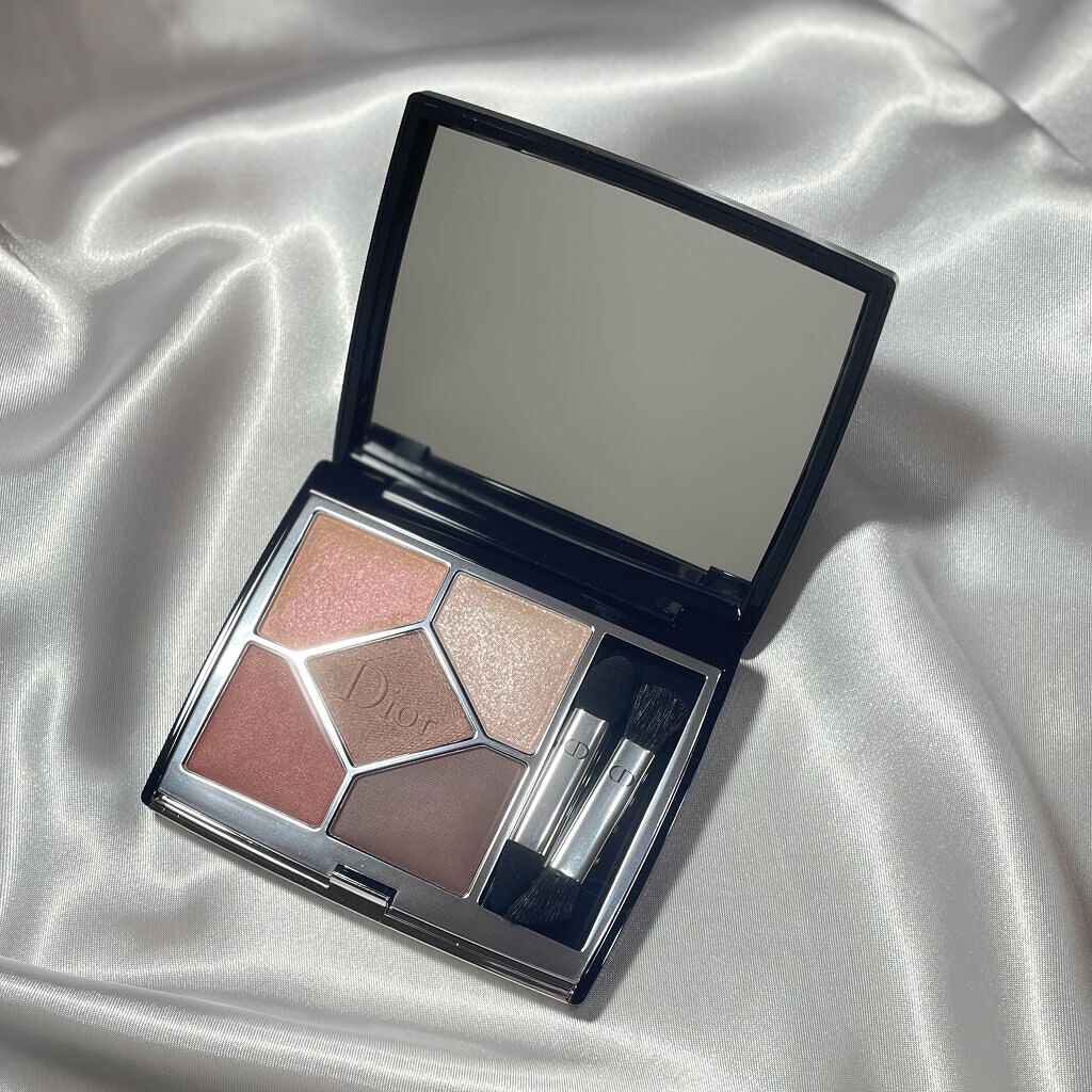 今までシャドウはプチプラ派だったので
初めてのデパコスシャドウです。

＃429 トワル ドゥ ジュイ 

外箱には上3色 or 下3色の使用例が載っていましたが
全体的に肌馴染みのよい色なので
その日の気分に合わせて組合せて